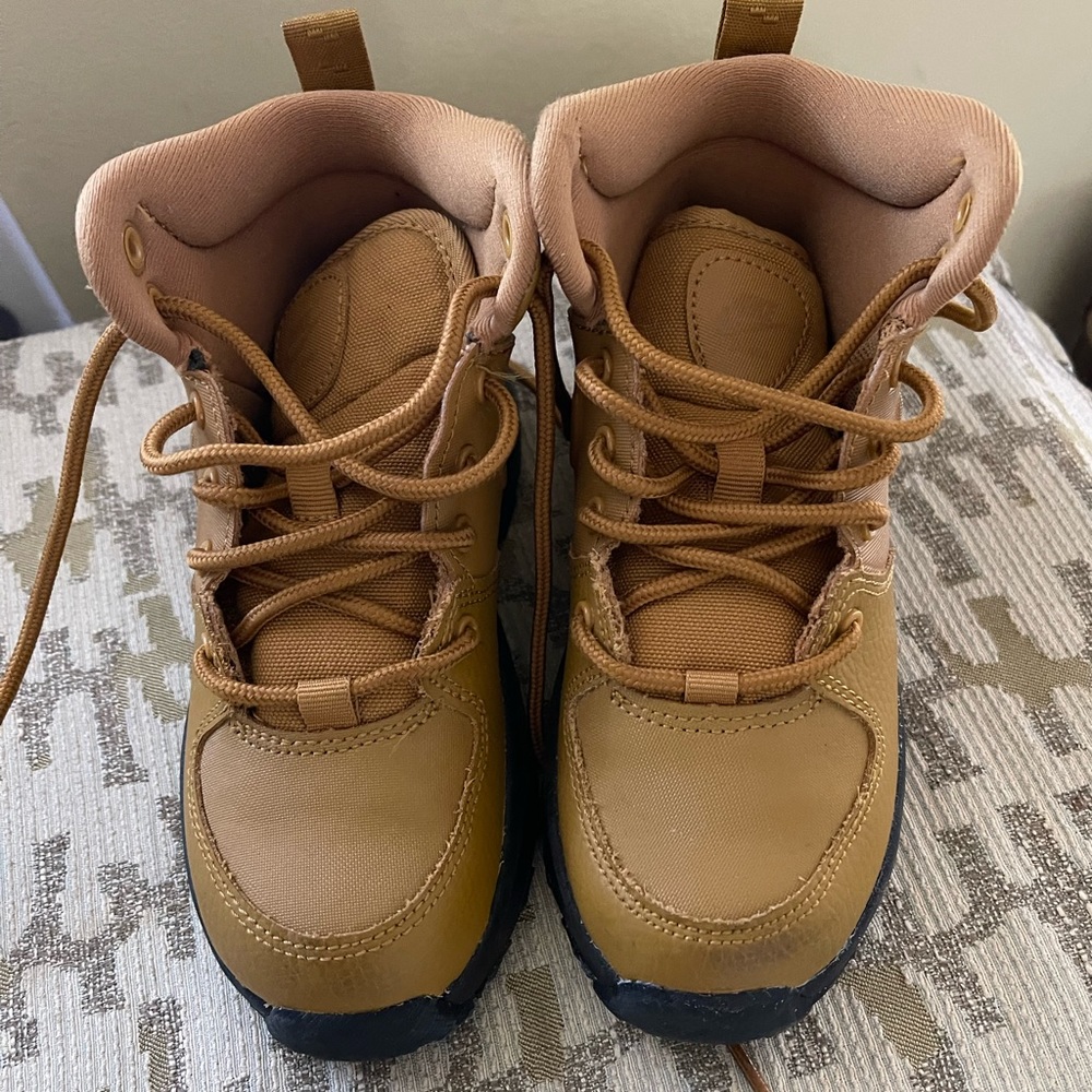 Nike boys’ boot shoe 11 c